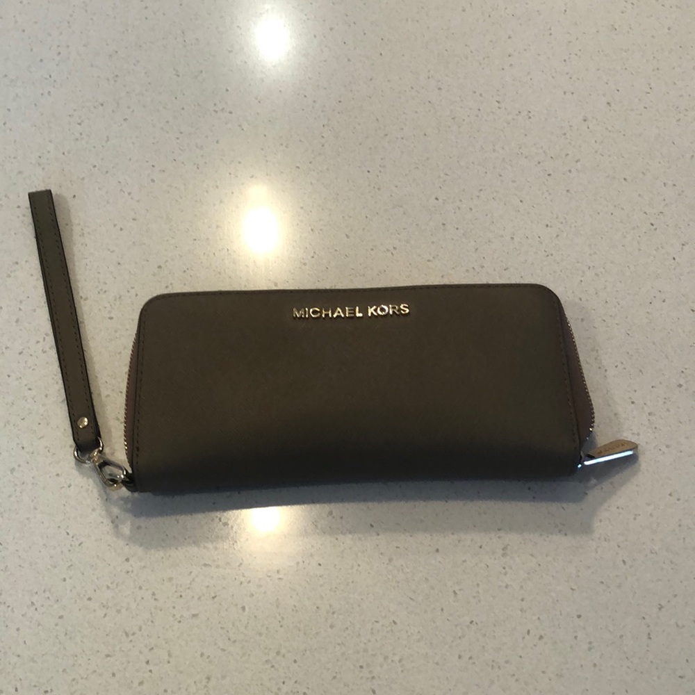 MICHAEL KORS- Leather Continental Wristlet. Tan colour in great condition